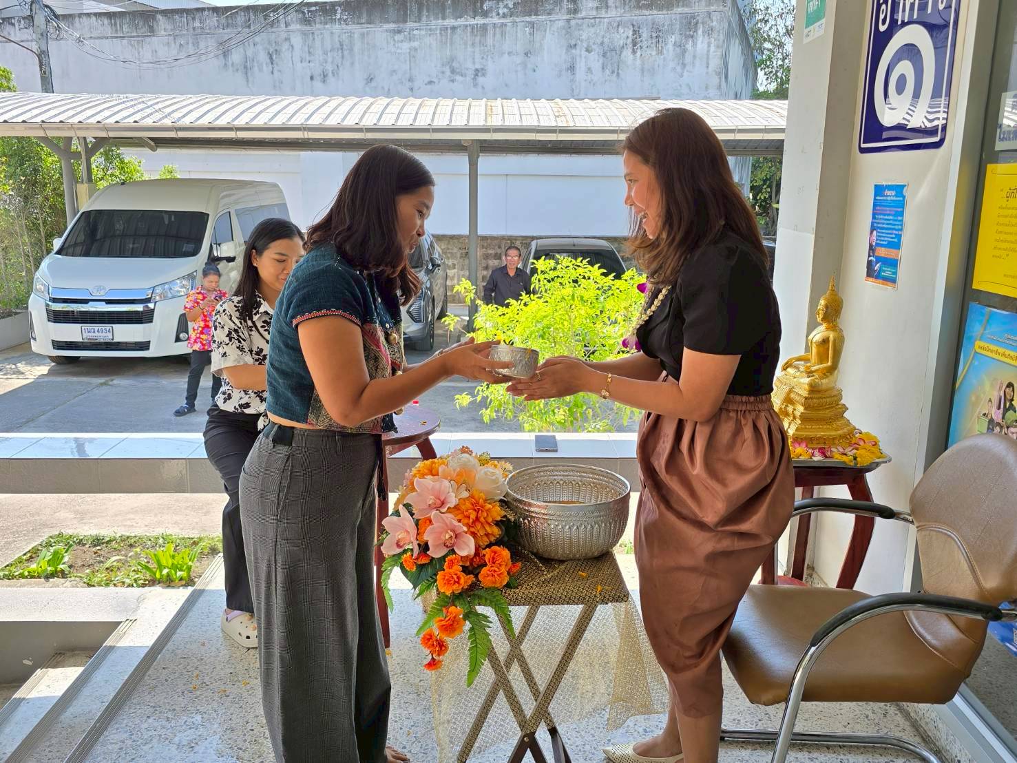 title - สำนักงานการปฏิรูปที่ดินจังหวัดเพชรบุรี ร่วมสืบสานวัฒนธรรม ประเพณีวันสงกรานต์ สรงน้ำพระและ รดน้ำขอพรปฏิรูปที่ดินจังหวัดเพชรบุรี